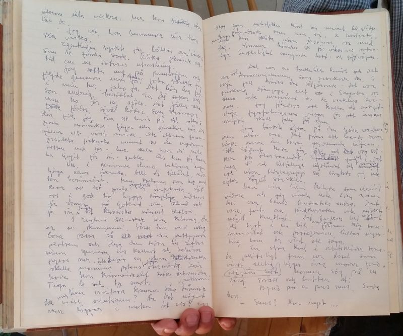 Detta är två sidor manus till någon av Jans böcker. Han skrev för hand med sin prydliga handstil. 